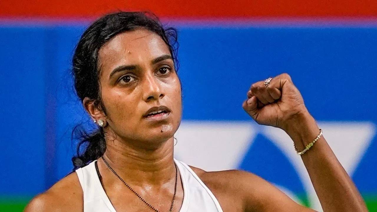 उपांत्यपूर्व फेरीत सिंधुचा सामना जापानच्या दिग्गज नोजोमी ओकुहारासोबत होणार होता. मात्र माजी वर्ल्ड चॅम्पियन ओकुहाराला दुखापतीने त्रस्त आहे. त्यामुळे कोर्टावर उतरू शकली आणि रिटायर्ड हर्ट झाली. त्यामुळे सिंधुला थेट उपांत्य फेरीत जागा मिळाली. (Photo: PTI)