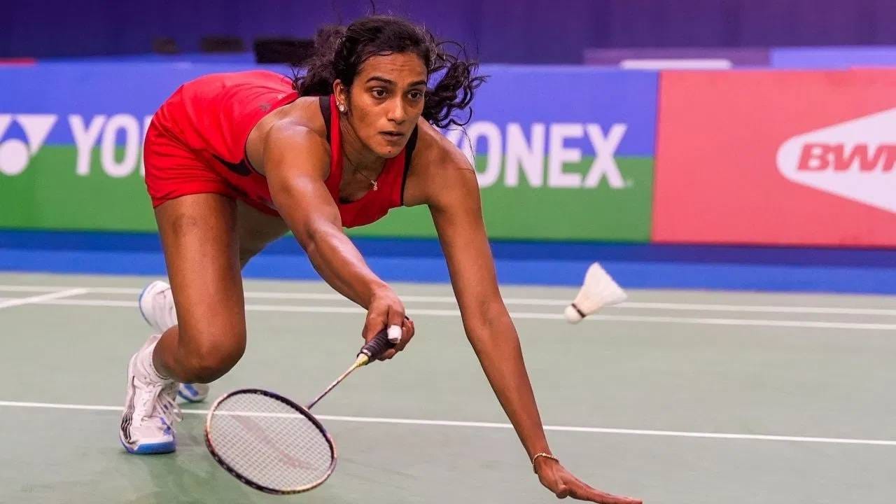 जापानची राजधानी टोकियो येथे सुरू असलेल्या स्पर्धेच्या उपांत्यपूर्व फेरीत सिंधु मैदानात उतरण्यापूर्वीच तिला विजय मिळाली. त्यामुळे तिला आता उपांत्य फेरीचं थेट तिकीट मिळालं आहे. (Photo: PTI)