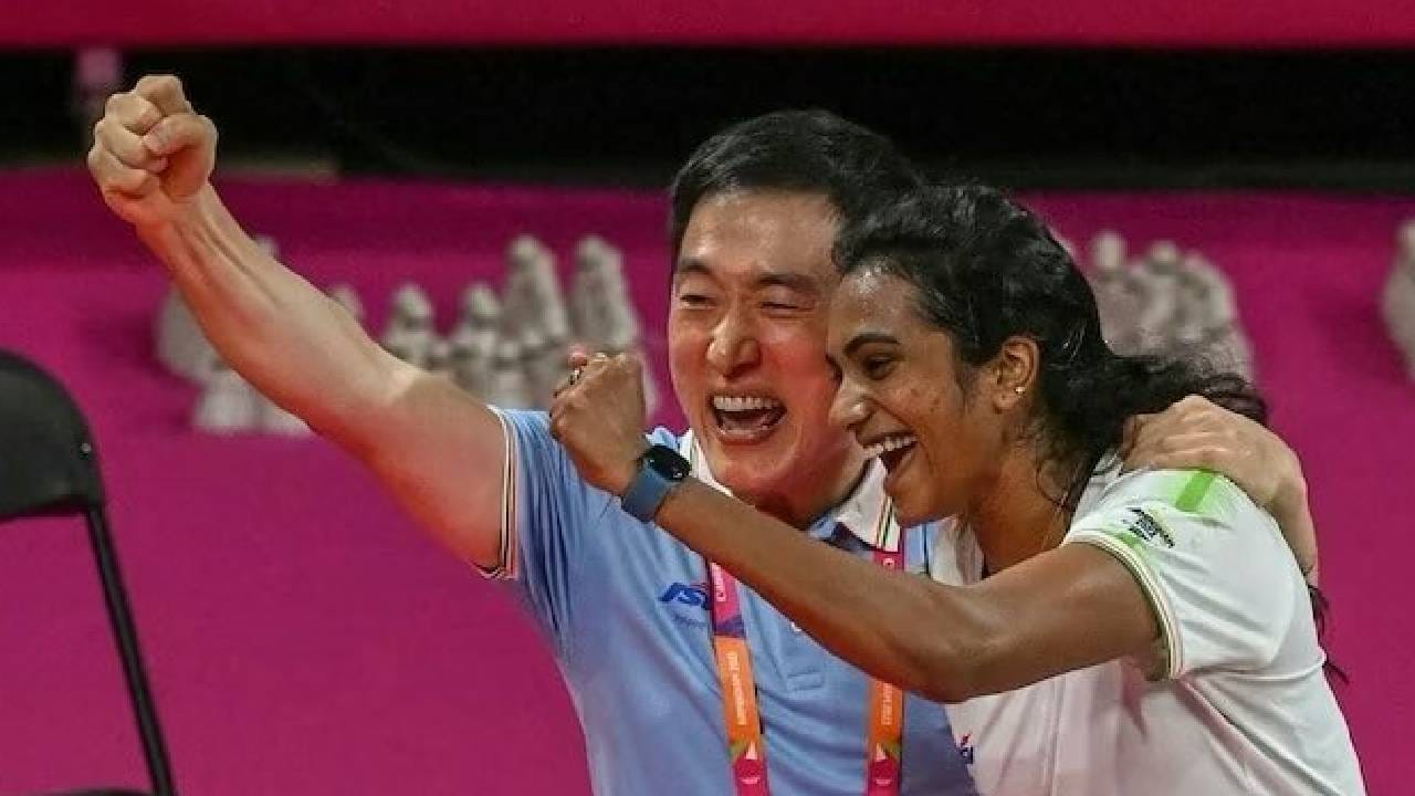 पीव्ही सिंधुने 2024 मध्ये सय्यद मोदी स्पर्धा जिंकल्यानंतर बॅडमिंटन कोर्टवरील हे तिचे पहिले वर्ल्ड टूर विजेतेपद आहे. चार वर्षांनंतर भारताबाहेर जिंकलेले हे तिचे पहिले मोठे बॅडमिंटन विजेतेपद आहे. पीव्ही सिंधूने शेवटचे 2022 मध्ये सिंगापूर ओपन जिंकले होते.(Photo: PV Sindhu Twitter)