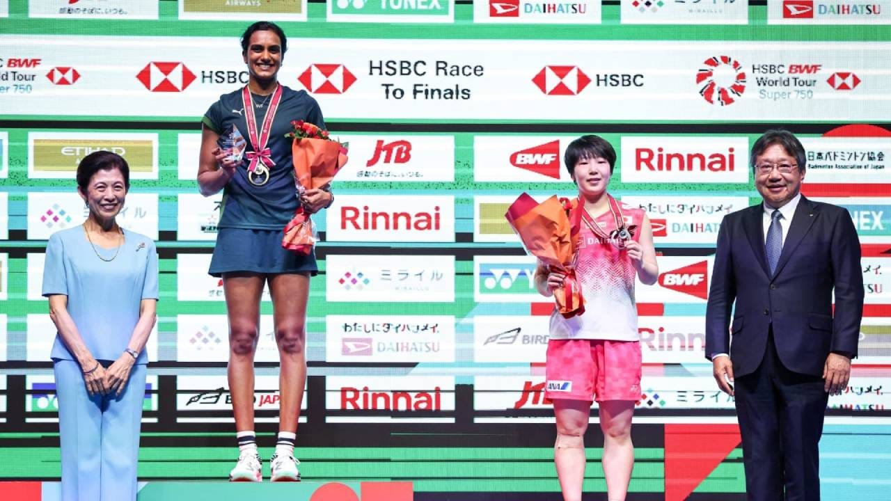 पीव्ही सिंधूची जागतिक क्रमवारी 18व्या क्रमांकावर घसरली होती. मात्र तिच्या दमदार कामगिरीमुळे तिने पुन्हा अव्वल 10 मध्ये स्थान मिळवले असून ती आता जागतिक क्रमवारीत 9व्या क्रमांकावर आहे. (Photo: PV Sindhu Twitter)