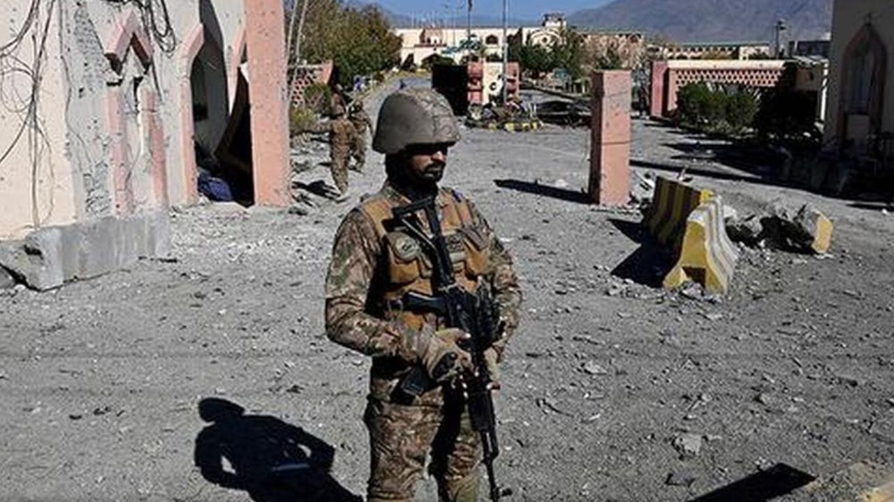 रक्तरंजित खेळाने पाकिस्तान हादरला, अतिरेक्यांनी स्वतःलाच उडवलं, 12 सैनिकांसह 15 ठार रक्तरंजित खेळाने पाकिस्तान हादरला, अतिरेक्यांनी स्वतःलाच उडवलं, 12 सैनिकांसह 15 ठार