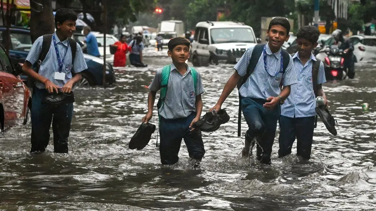 पालघरला मुसळधार पावसाचा अलर्ट, या दोन तालुक्यामधील शाळा बंद; जिल्हा प्रशासनाची घोषणा पालघरला मुसळधार पावसाचा अलर्ट, या दोन तालुक्यामधील शाळा बंद; जिल्हा प्रशासनाची घोषणा