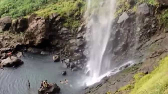 पांडवकडा धबधब्यावर भयंकर घडलं, दोन तरूण चोरवाटेने गेले अन्...भर पावसात धक्कादायक घटना!