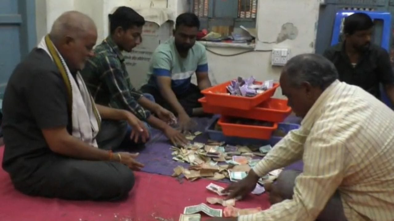 अलिकडेच आषाढी वारी पार पडली, राज्याच्या कानाकोपऱ्यातून वारकरी विठुरायाच्या दर्शनासाठी पंढरपुरात दाखल झाले होते. तब्बल 32 लाख भाविकांनी या यात्रेत सहभाग घेतल्याचे समोर आले आहे.