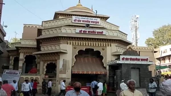 पंढरपुरात व्हिआपी दर्शनावरून दुजाभाव? शिवसेना नेत्यासोबत आलेल्या लोकांना थेट दर्शन तर भाजप नेत्याच्या कुटुंबाला ताटकळत ठेवलं