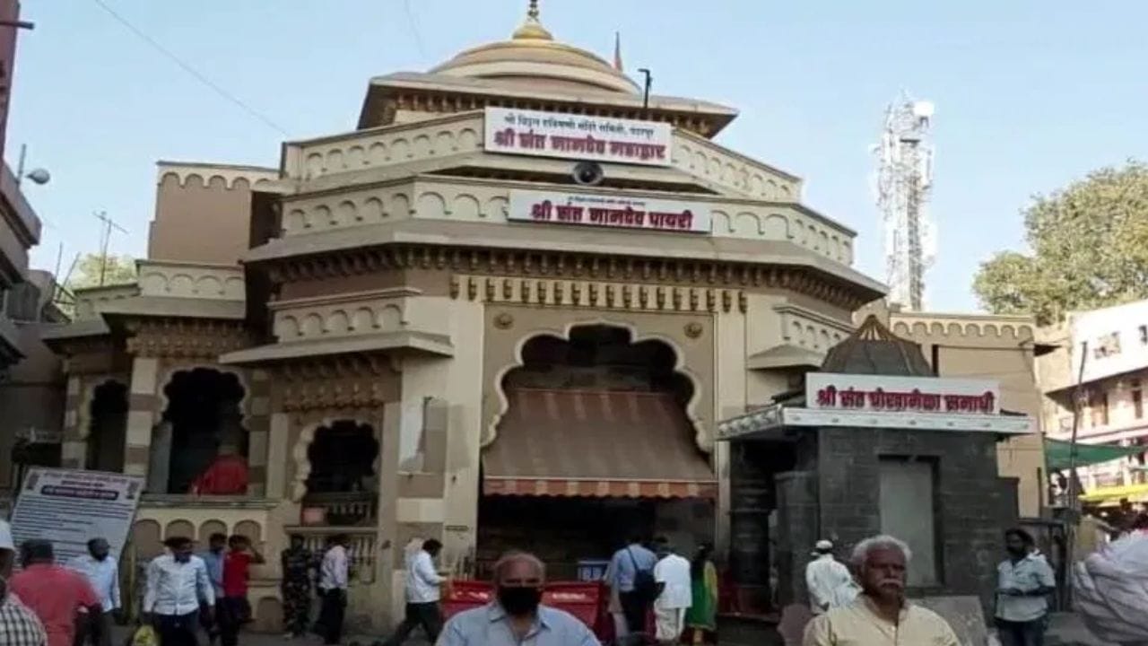 पंढरपुरात व्हिआपी दर्शनावरून दुजाभाव? शिवसेना नेत्यासोबत आलेल्या लोकांना थेट दर्शन तर भाजप नेत्याच्या कुटुंबाला ताटकळत ठेवलं पंढरपुरात व्हिआपी दर्शनावरून दुजाभाव? शिवसेना नेत्यासोबत आलेल्या लोकांना थेट दर्शन तर भाजप नेत्याच्या कुटुंबाला ताटकळत ठेवलं