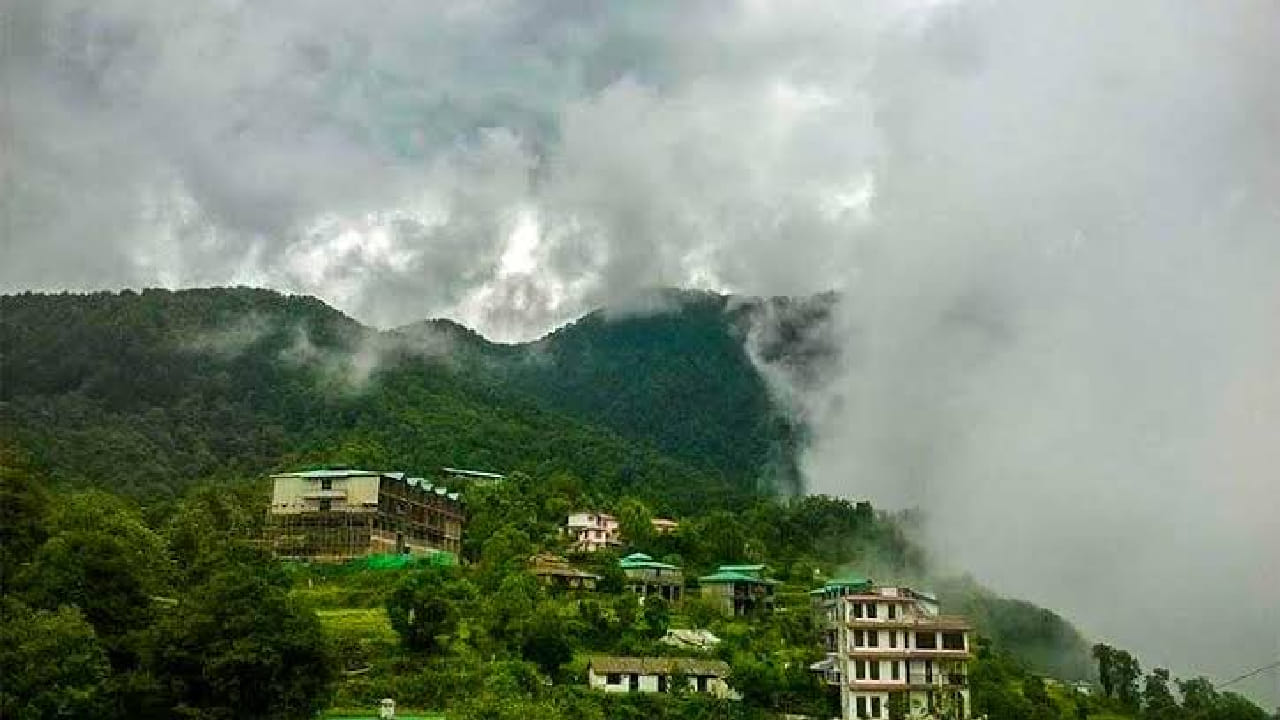सध्या सर्वत्र पावसाने जोरदार हजेरी लावली असून अनेक ठिकाणचे धबधबे प्रवाहित झाले आहेत. अनेक पर्यटक ठिक-ठिकाणी गर्दी करताना दिसत आहेत. मात्र, आज आम्ही तुम्हाला भारतातील 5 गावांबद्दल सांगणार आहोत, ज्यांचे सौंदर्य पाहून लोक तिथे पुन्हा-पुन्हा जाण्याचा प्लॅन करतात. 