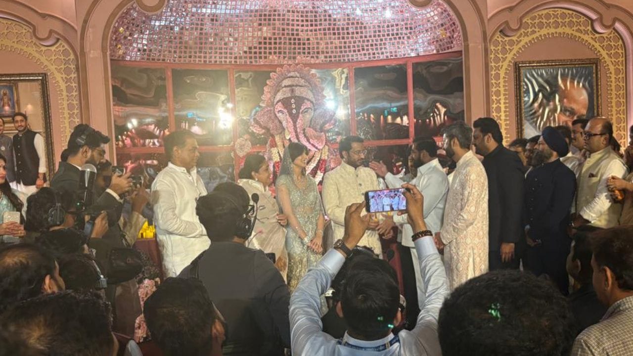 पार्थ पवार आणि कायनात धार यांच्या साखरपुडा सोहळ्याला मुख्यमंत्री देवेंद्र फडणवीस, उपमुख्यमंत्री एकनाथ शिंदे यांच्यासह इतर राष्ट्रवादीचे बडे नेते हजर होते.