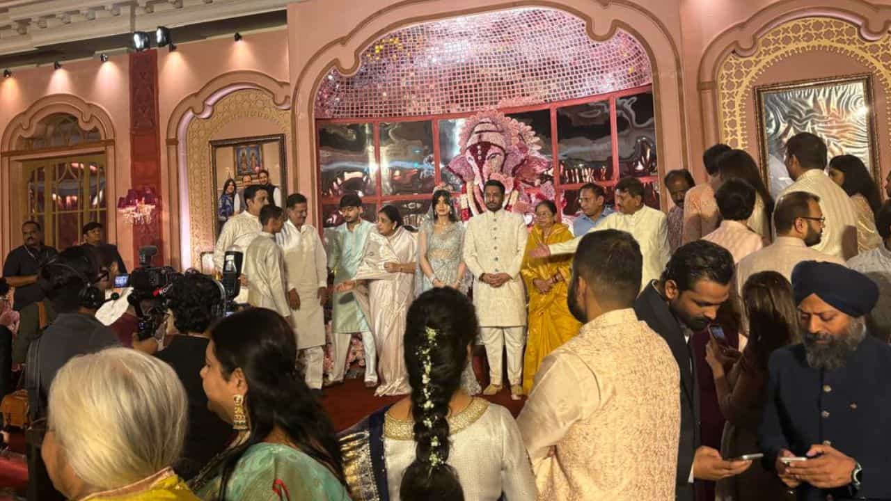 पुण्यातील एका पंचतारांकित हॉटेलमध्ये पार्थ पवार आणि कायनात धार यांचा साखरपुडा सोहळा पार पडला. या सोहळ्याला पवार कुटुंबातील सर्व मान्यवर उपस्थित होते.