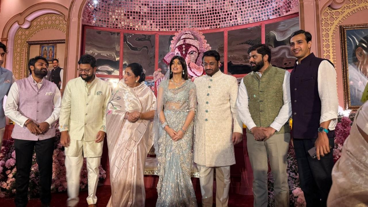 या फोटोच्या पाठीमागे गणरायाची मूर्ती पहायला मिळत आहे. तसेच फोटोतील डाव्या बाजूला अजित दादा आणि पार्थ पवार यांचा फोटो आहे. तसेच मागे पांडुरंगाची मूर्तीही दिसत आहे.