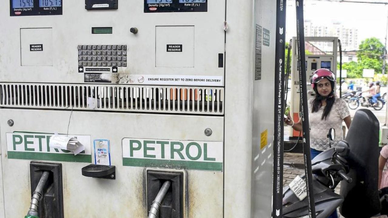 Petrol Diesel Price : भारताचा ज्याची भीती तेच घडले, जागतिक बाजारात खळबळ, पेट्रोल आणि डिझेलचे नवीन दर जाणन घ्या.. Petrol Diesel Price : भारताचा ज्याची भीती तेच घडले, जागतिक बाजारात खळबळ, पेट्रोल आणि डिझेलचे नवीन दर जाणन घ्या..