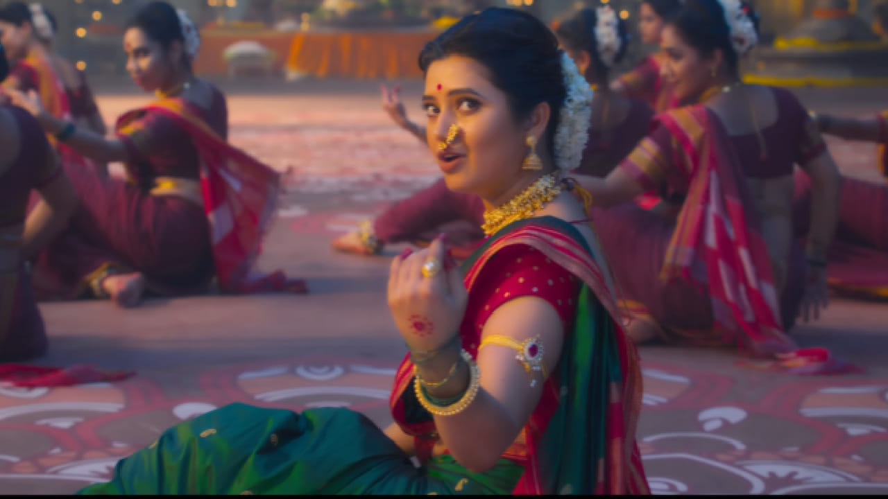 प्राजक्ता माळीच्या दमदार सादरीकरणाची सर्वत्र चर्चा रंगली आहे. तिच्या लावणीने मराठी रसिकांची मनं जिंकत सोशल मीडियावर नवा ट्रेंड निर्माण केला आहे.