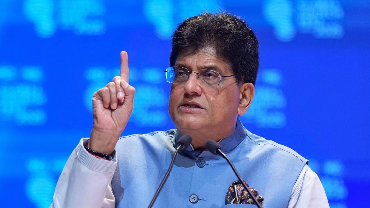 धक्कादायक, कॉकरोचबद्दल जे बोलले नाहीत, तेच तोंडी घालून केंद्रीय मंत्री पीयूष गोयलांना कोणी आणलं अडचणीत? धक्कादायक, कॉकरोचबद्दल जे बोलले नाहीत, तेच तोंडी घालून केंद्रीय मंत्री पीयूष गोयलांना कोणी आणलं अडचणीत?