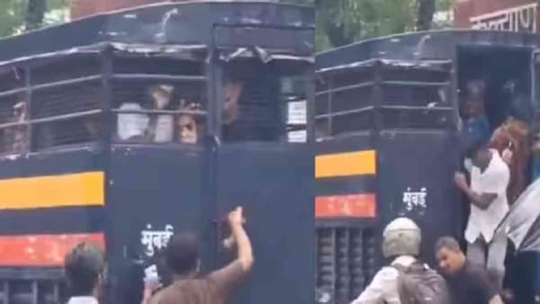 Mumbai CJP Protest : मुंबई पोलिसांच्या तावडीतून कॉकरोच पळाले, हा व्हिडिओ पाहून पोट धरुन हसाल