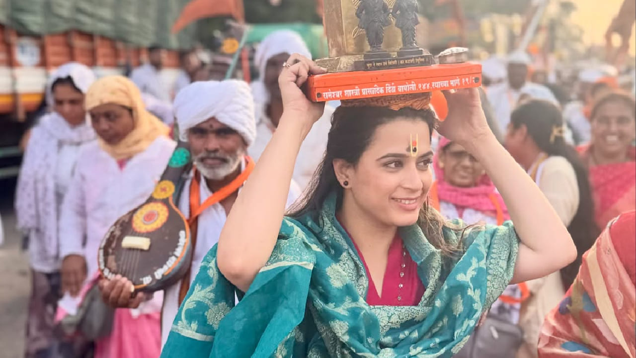 या खास क्षणांचे फोटो सोशल मीडियावर शेअर करत तिने वारी चुकायची नाही... असे कॅप्शन दिले आहे. सध्या प्राजक्ता गायकवाड तिच्या नव्या मालिकेच्या चित्रीकरणात व्यस्त आहे. मालिकांच्या शूटिंगमुळे कलाकारांना दररोज 12 ते 14 तास काम करावे लागते.  अशा धावपळीच्या आणि व्यस्त वेळापत्रकातून वेळ काढत प्राजक्ताने पालखी सोहळ्यात सहभागी होत दर्शन घेतले. तिच्या या भक्तिभावाचे आणि श्रद्धेचे सोशल मीडियावर मोठ्या प्रमाणात कौतुक होत आहे.
