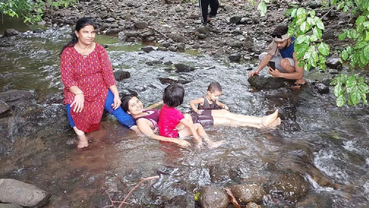 याशिवाय फार्महाऊसच्या परिसरात अनेक लहान-मोठे नैसर्गिक धबधबे आहेत. मुसळधार पावसानंतर हे धबधबे अधिक प्रवाही होतात आणि परिसराचे सौंदर्य अनेक पटींनी वाढते. ट्रेकिंग, निसर्गभ्रमंती आणि फोटोग्राफीची आवड असणाऱ्यांसाठी हा परिसर विशेष आकर्षणाचा विषय ठरतो. म्हणून लोक पावसाळ्यात तिथे मोठ्या प्रमाणात गर्दी करतात.