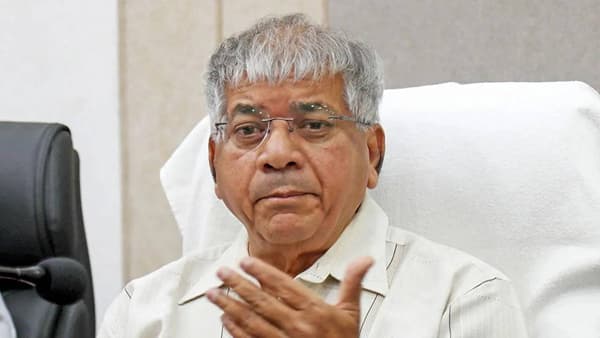 Prakash Ambedkar : आधी महाराष्ट्र बंद केला, आता प्रकाश आंबेडकर यांची सर्वात मोठी मागणी; ट्विटची चर्चा