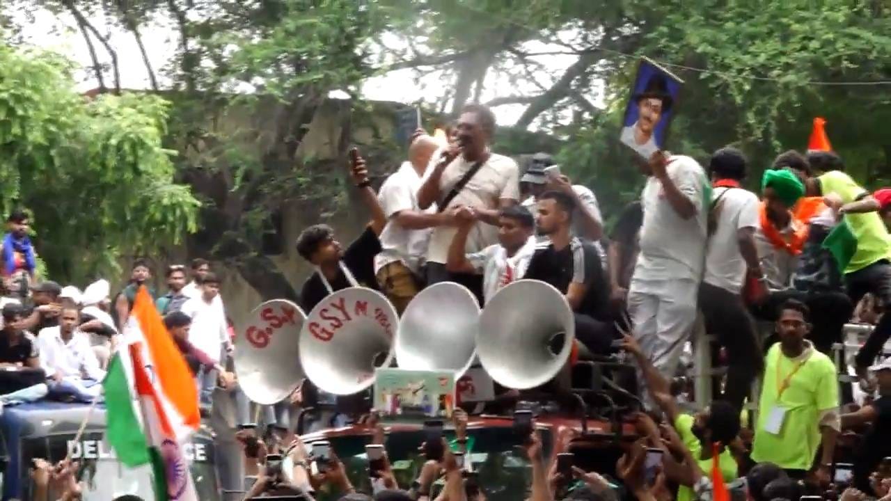 सोनम वांगचुक यांचं उपोषण पोलिसांनी मोडीत काढल्यानंतर कॉकरोच जनता पार्टीचे नेते अभिजीत दीपके यांनी उपोषण सुरू करून सरकारचा निषेध नोंदवला. सरकार दडपशाही करत असल्याचा आरोप अभिजीत दीपके यांनी केला.