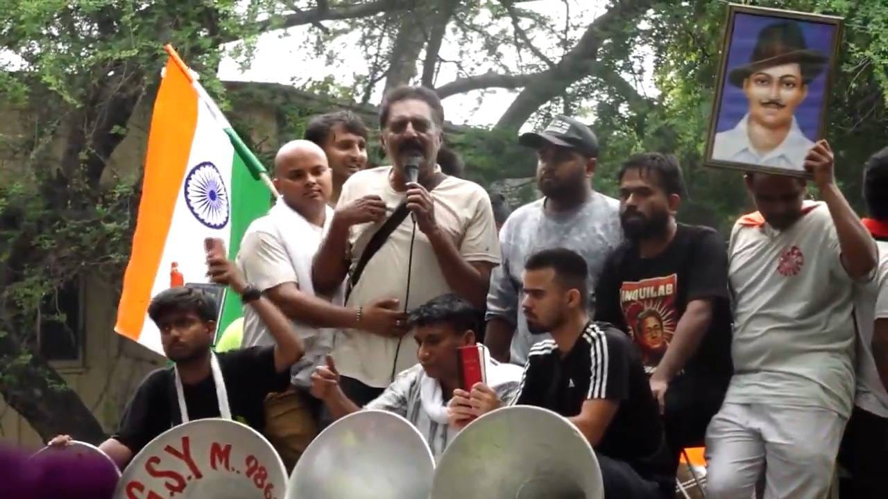 प्रकाश राज कालपासूनच जंतरमंतरवर आहेत. साधा टीशर्ट अंगात घालून ते आले आहेत. रात्री ते सामान्य नागरिकांसारखेच स्टेजवर झोपले. कोणताही बडेजाव नाही. स्टारडमचा आव नाही. सामान्य माणसासारखं ते आंदोलक झाले होते.