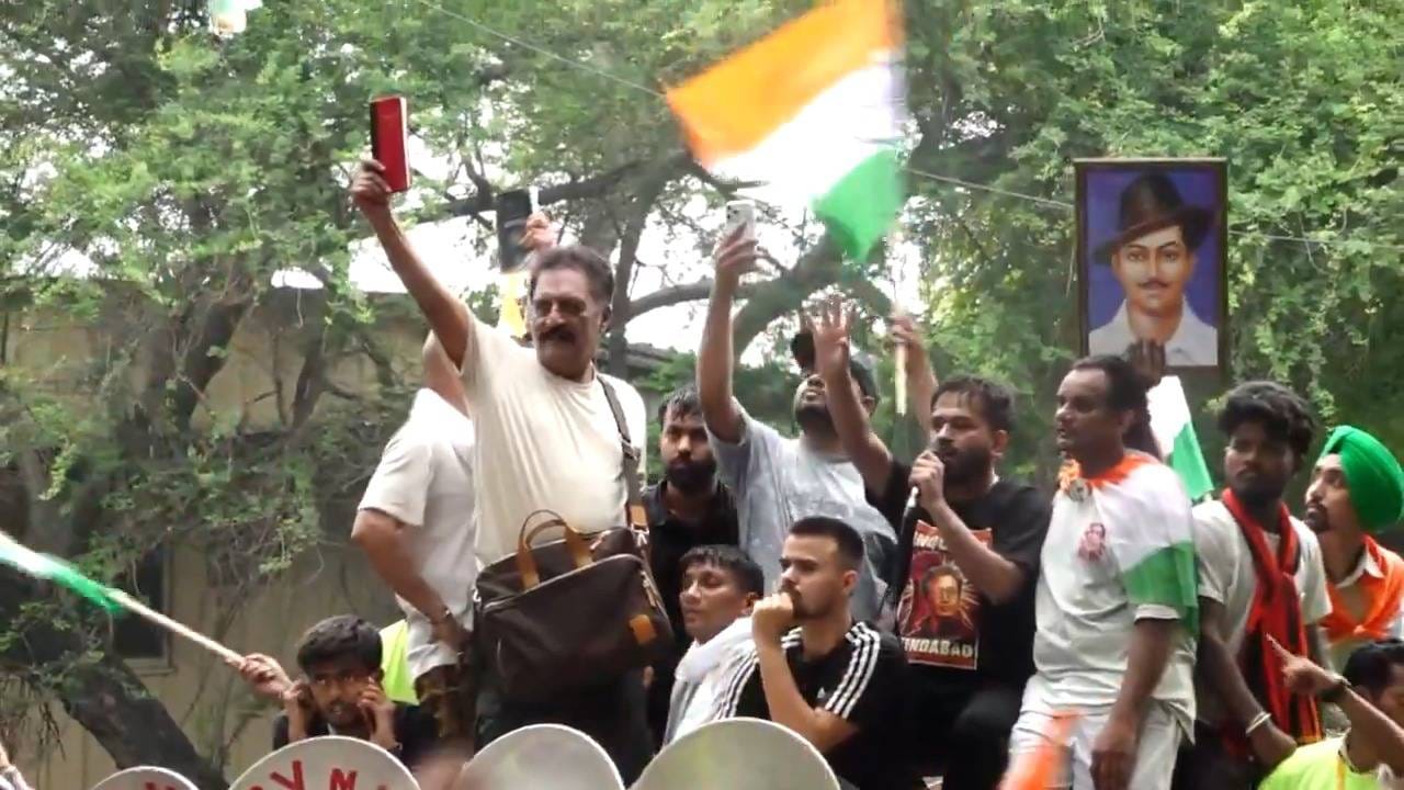 सोनम वांगचुक यांच्या पत्नी गीतांजली वांगचुक घटनास्थळी आल्या. त्यावेळी त्यांनी तरुणांशी संवाद साधला. एका ट्रकवर उभ्या राहून गीतांजली वांगचुक संवाद साधत होत्या. प्रकाश राजही ट्रकवर उभे राहिले. त्यांनी खणखणीत भाषण करून सरकारचा निषेध नोंदवला.