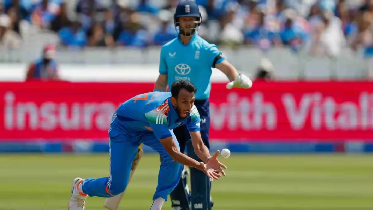 IND vs ENG: तिसऱ्या वनडे सामन्यात प्रसिद्ध कृष्णाचा 20 चेंडूंचा कारनामा, फलंदाजांना आणलं अडचणीत IND vs ENG: तिसऱ्या वनडे सामन्यात प्रसिद्ध कृष्णाचा 20 चेंडूंचा कारनामा, फलंदाजांना आणलं अडचणीत