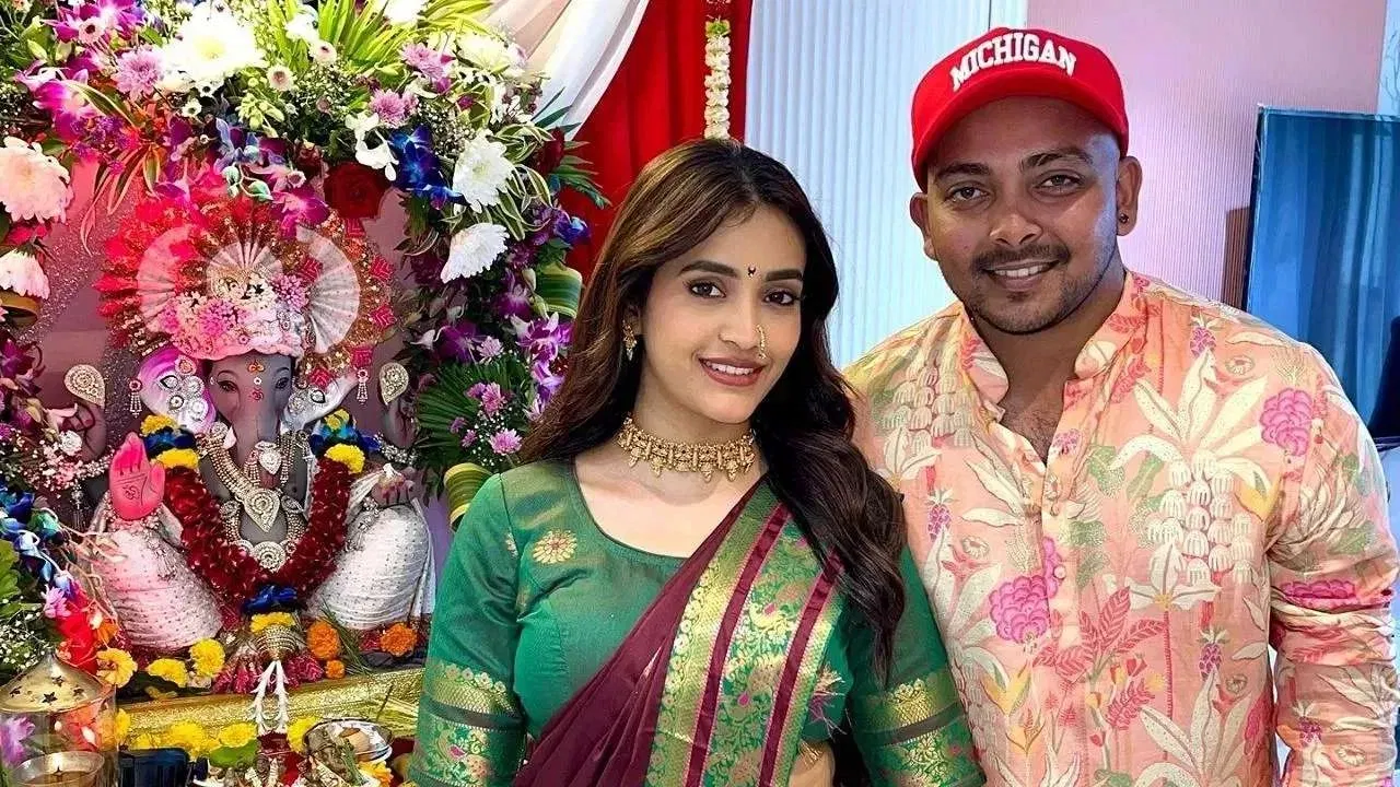 भारतीय क्रिकेटर पृथ्वी शॉ आणि त्याची होणारी पत्नी आकृती अग्रवाल हे कायमच चर्चेत राहिले आहेत. आता त्यांच्या नात्याबाबत सोशल मीडियावर मोठा दावा करण्यात येत आहे. मार्च २०२६ मध्ये दोघांनी साखरपुडा केल्यानंतर आता मोठी खळबळजनक माहिती समोर येत आहे. आकृती अग्रवालने सोशल मीडियावर याबाबत पोस्ट्स शेअर केली आहे आणि तिने उचललेल्या पावलांमुळे या नात्याच्या संपण्याच्या अफवांना बळ मिळाले आहे.