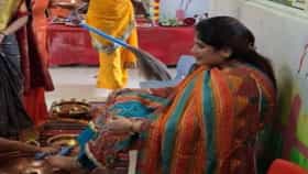 शाळेत विद्यार्थ्यांनी धुतले नगरसेविकेचे पाय, रुपाली ठोंबरे संतापल्या.
