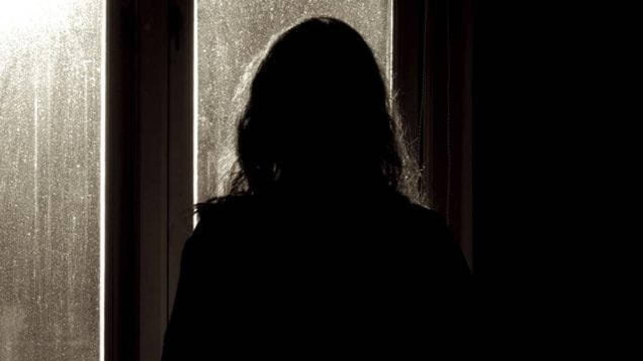वटपौर्णिमेला माहेरी गेलेल्या 26 वर्षीय महिलेसोबत भावानेच केले मोठे कांड, थेट पोलिसात धाव, बेडरुममध्ये.. वटपौर्णिमेला माहेरी गेलेल्या 26 वर्षीय महिलेसोबत भावानेच केले मोठे कांड, थेट पोलिसात धाव, बेडरुममध्ये..
