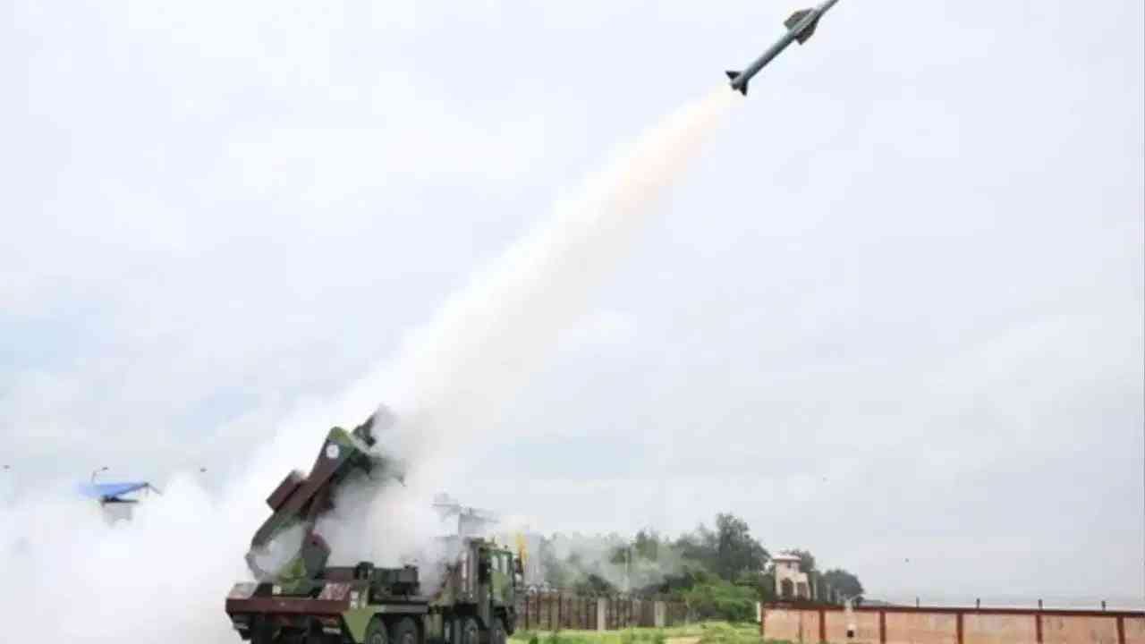 QRSAM System : ..तर चीन-पाकिस्तानचे मनसुबे हवेतच खाक होतील, काय आहे तीन भारतीय कंपन्यांनी मिळून बनवलेलं ‘अनंत शस्त्र’ QRSAM System : ..तर चीन-पाकिस्तानचे मनसुबे हवेतच खाक होतील, काय आहे तीन भारतीय कंपन्यांनी मिळून बनवलेलं ‘अनंत शस्त्र’
