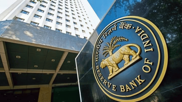 RBI चा आश्चर्यकारक निर्णय, थेट नियमच बदलले, सोने-चांदीप्रमाणे आता बँकांचे व्याजदरही दररोज बदलणार