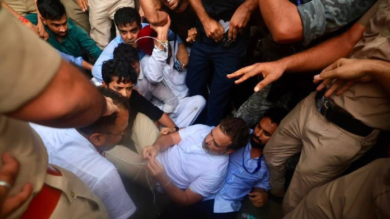 आता तरुण पोरं तुम्हाला उचलून फेकणार..; राहुल गांधींना ताब्यात घेतल्यानंतर हेमंत ढोमेचा संताप आता तरुण पोरं तुम्हाला उचलून फेकणार..; राहुल गांधींना ताब्यात घेतल्यानंतर हेमंत ढोमेचा संताप