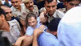 ..म्हणून राहुल गांधी थेट मोदींच्या निवासस्थानाबाहेर आंदोलनला बसले.