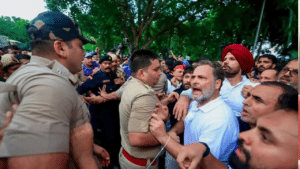 हे सरकार हटवा, आम्ही वर्दीत आहोत; राहुल गांधींना फरफटत नेताना पोलिसांने कानात काय सांगितलं?