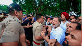 हे सरकार हटवा, आम्ही वर्दीत आहोत; राहुल गांधींना फरफटत नेताना पोलीस...-1717198