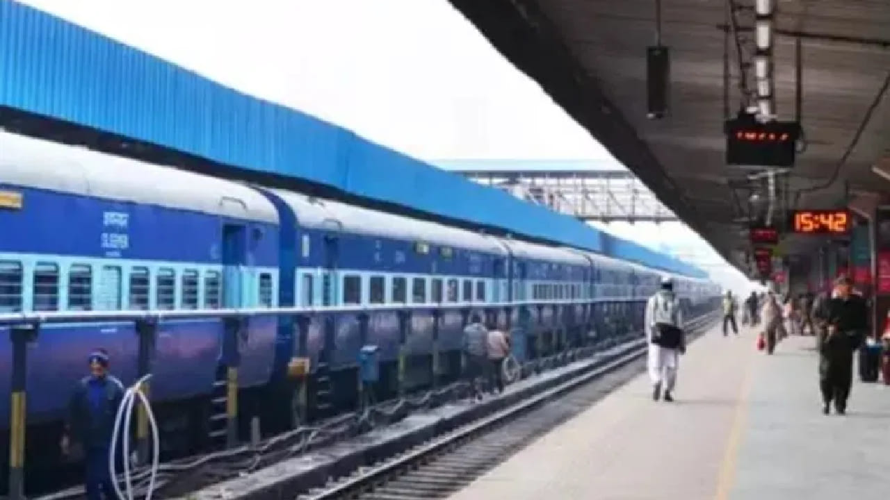 राज्यानुसार पाहिले असता, उत्तर प्रदेश हे देशातील सर्वाधिक रेल्वे स्थानके असलेले राज्य आहे. या राज्यात 1200 हून अधिक रेल्वे स्थानके असल्याचे विविध अहवालांत नमूद करण्यात आले आहे.  विशेष म्हणजे, उत्तर प्रदेशातील प्रयागराज जिल्ह्याच्या नावावर देशातील सर्वाधिक रेल्वे स्थानके असलेल्या जिल्ह्याचा मान असल्याचे विविध आकडेवारीत दिसून येते. या जिल्ह्यात सुमारे 47 रेल्वे स्थानके आहेत. त्यामुळे रेल्वे वाहतुकीच्या दृष्टीने प्रयागराज जिल्ह्याला विशेष महत्त्व प्राप्त झाले आहे.