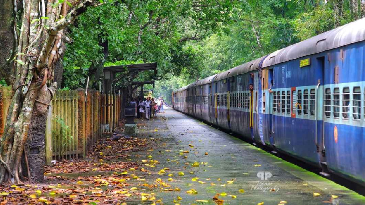 देशाच्या कानाकोपऱ्याला जोडणारे विस्तीर्ण रेल्वे जाळे आणि वेगवान सेवा यामुळे भारतीय रेल्वेचा विकास सातत्याने होत आहे. आगामी काळात बुलेट ट्रेनसारख्या महत्त्वाकांक्षी प्रकल्पांमुळे हा प्रवास आणखी जलद होणार आहे.