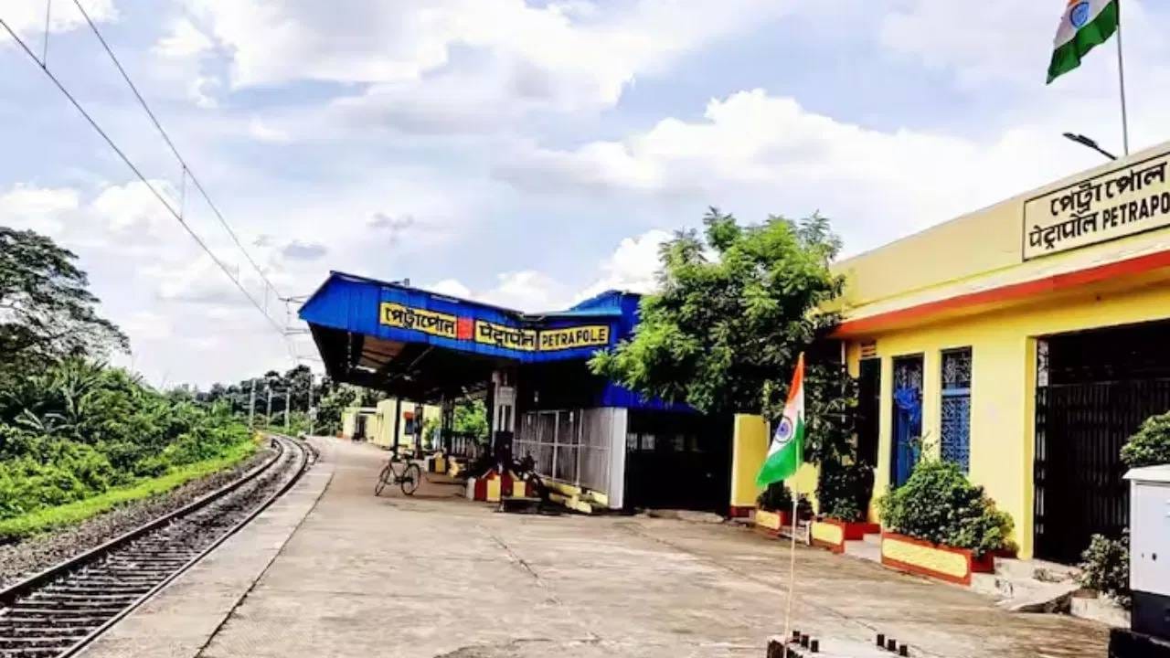 पश्चिम बंगालमधील पेट्रापोल रेल्वे स्टेशन हे भारत-बांग्लादेश सीमेवरील एक प्रमुख वाहतूक केंद्र आहे. ब्रिटिश काळात बांधलेले हे स्टेशन, बांगलादेशातील खुलना शहराशी ब्रॉडगेज मार्गाने जोडलेले आहे. येथून बंधन एक्सप्रेस धावते. मात्र, प्रवासासाठी पासपोर्ट आणि व्हिसा आवश्यक आहे.