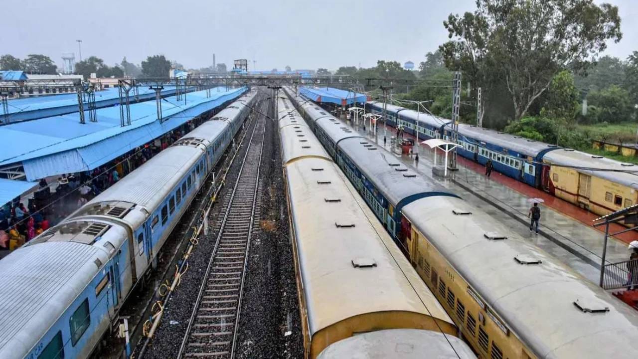 अटारी हे भारत-पाकिस्तान रेल्वे नेटवर्कवरील सर्वात मोठे आणि महत्त्वाचे स्थानक आहे. पूर्वी या मार्गावर भारतातील अटारी ते पाकिस्तानातील लाहोरपर्यंत समझौता एक्सप्रेस धावत असे. हे स्थानक भारत-पाकिस्तान सीमेच्या अगदी जवळ असून पाकिस्तानात जाण्याचे मुख्य प्रवेशद्वार मानले जाते. पण आता भारताने पाकिस्तानसोबतचे सर्व संबंध मोडले आहेत. त्यामुळे ही ट्रेन आता बंद आहे. (सर्व फोटो: TV9 नेटकवर्क हिंदीवरून)