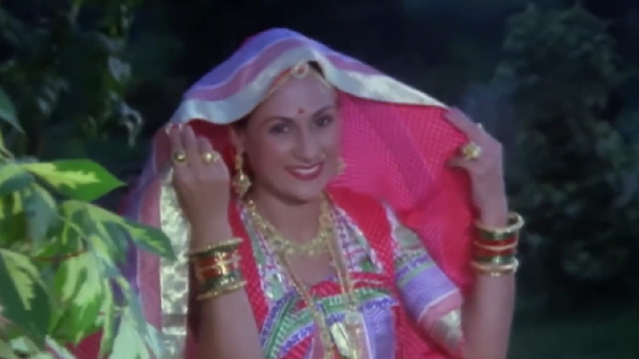 अशाच गाण्यांपैकी एक म्हणजे 'पल्लो लटके'. संजीव कुमार आणि जया भादुरी यांच्या चित्रपटामुळे हे गाणे अधिक प्रसिद्ध झाले असले तरी प्रत्यक्षात ते राजस्थानातील अत्यंत लोकप्रिय लोकगीत आहे.