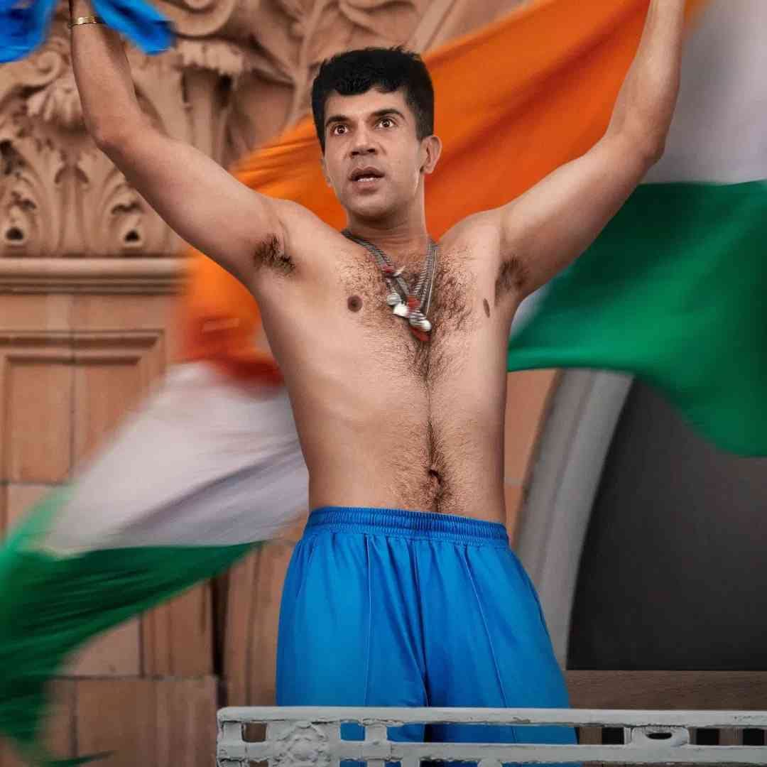 सौरव गांगुलीचा बायोपिक 'दादा' चा पहिला पोस्टर 8 जुलै रोजी रिलीज झाला. पोस्टर मध्ये राजकुमार रावने लॉर्ड्सच्या बालकनीतला सौरव गांगुलीचा प्रसिद्ध टी-शर्ट काढून फडकवण्याचा सीन रिक्रिएट केला आहे. पोस्टर समोर आल्यानंतर फॅन्सची उत्सुक्ता वाढली आहे.