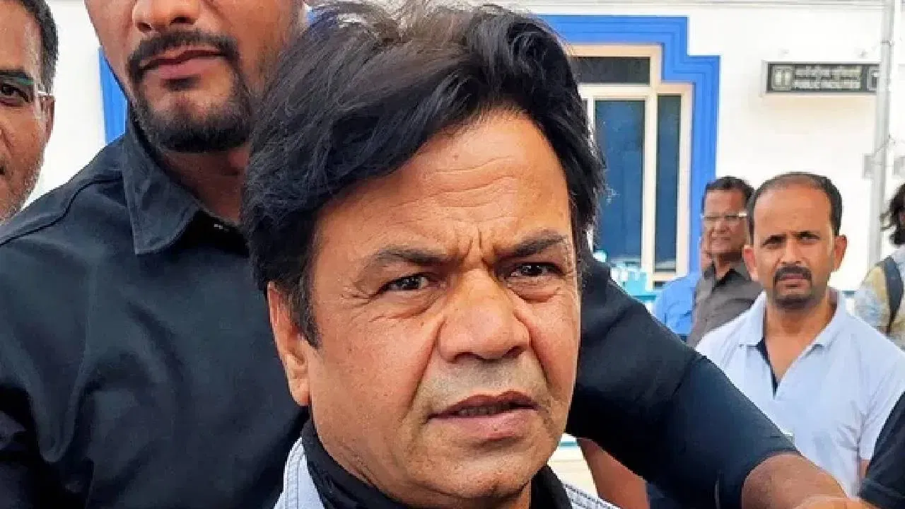 बॉलिवूडमधील आपल्या कमाल टायमिंग आणि विनोदी अभिनयाने प्रेक्षकांना खळखळून हसवणारा अभिनेता राजपाल यादव सध्या गंभीर कायदेशीर अडचणीत सापडला आहे. चेक बाऊन्स प्रकरणात दिल्ली उच्च न्यायालयाने त्याला ७ वेगवेगळ्या प्रकरणांमध्ये प्रत्येकी ३-३ महिन्यांची तुरुंगवासाची शिक्षा सुनावली आहे. तसेच त्याच्यावर एकूण ७.३५ कोटी रुपयांचा दंडही ठोठावण्यात आला आहे. एवढी मोठी संपत्ती आणि कोट्यवधींचे चित्रपट प्रकल्प हातात असताना राजपाल यादवला केवळ काही कोटींसाठी तुरुंगात जावे लागत आहे का? असा प्रश्न अनेक चाहत्यांच्या मनात निर्माण झाला आहे.