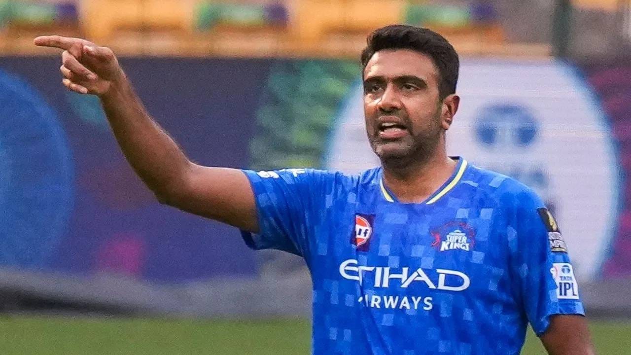 भारताची माजी स्टार फिरकीपटू आर अश्विन याचीही या स्पर्धेत एन्ट्री झाली आहे. राहुल द्रविडचा संघ असलेल्या डब्लिन गार्डियन्सचा कर्णधार आणि मेंटॉर म्हणून त्याला साईन केलं आहे. तर न्यूझीलंडचा स्टार ट्रेंट बोल्ट आणि मिचेल सँटनर एडिनबर्ग कॅसल रॉकर्स संघाकडून खेळतील. (Photo: PTI)