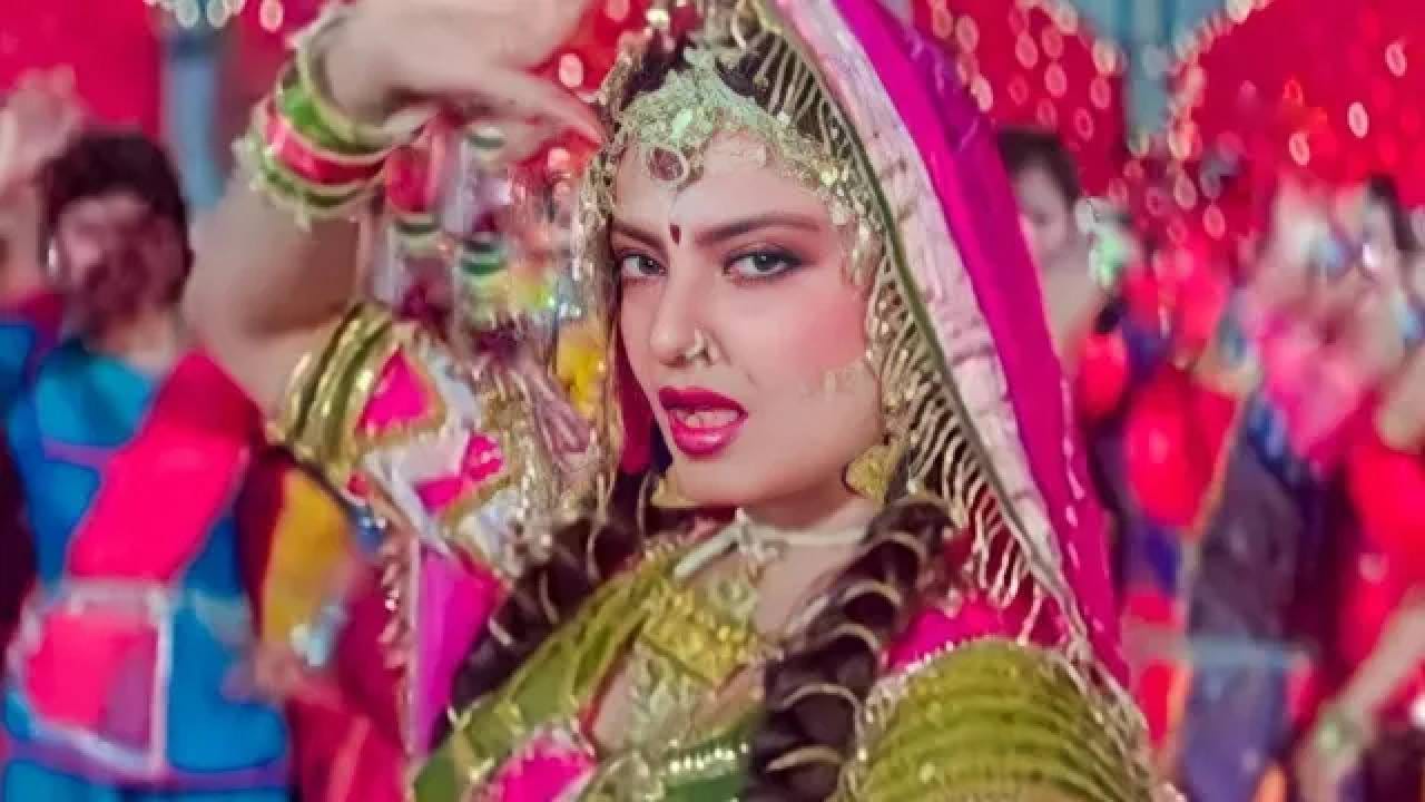 रेखाचे ते सुपरहिट गाणं! 35 वर्षानंतरही लग्नसोहळ्यात वाजते, महिला धरतात ठेका रेखाचे ते सुपरहिट गाणं! 35 वर्षानंतरही लग्नसोहळ्यात वाजते, महिला धरतात ठेका
