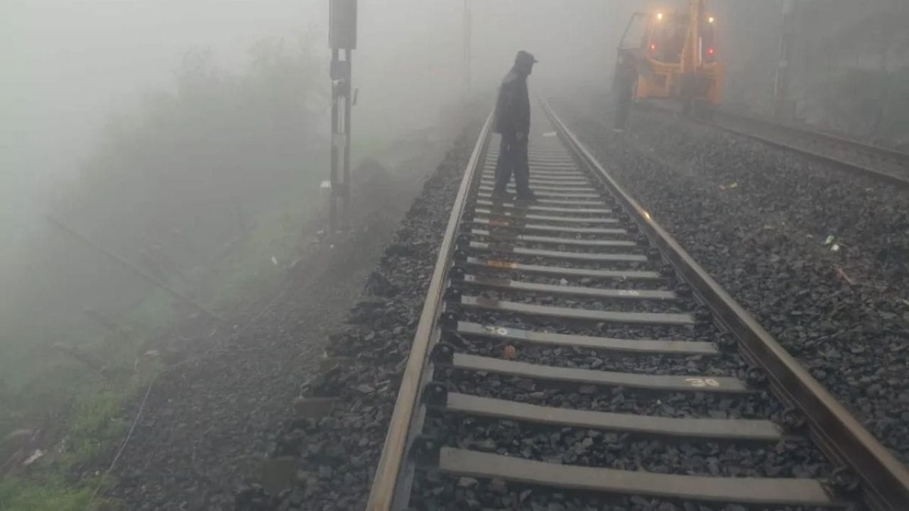 Mumbai to pune railway update : कर्जत-लोणावळा रेल्वे मार्गाचे काम कुठपर्यंत आले ? मोठी अपडेट आली.. Mumbai to pune railway update : कर्जत-लोणावळा रेल्वे मार्गाचे काम कुठपर्यंत आले ? मोठी अपडेट आली..