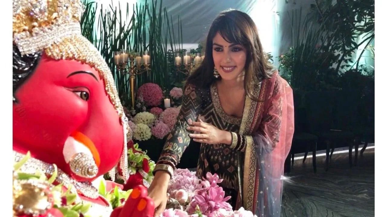 रिया चक्रवर्तीने टीव्ही, बॉलीवूड आणि दाक्षिणात्य सिनेमांमध्ये काम केलं आहे. आज रिया चक्रवर्तीचा वाढदिवस आहे. त्यामुळे तिच्या आयुष्याबद्दल आणि तिच्या एकूण संपत्तीबद्दल काही रंजक गोष्टी जाणून घेऊया.