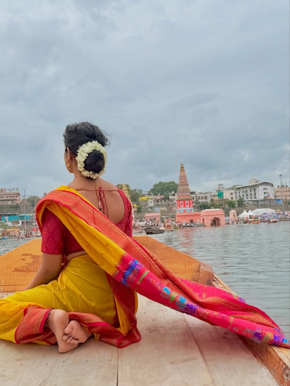 अभिनेत्री रिंकू राजगुरू कायम चाहत्यांना फॅशन गोल्स देत असते. आता देखील अभिनेत्रीने खास फोटो पोस्ट केले आहेत. मराठमोळ्या लूकमध्ये अभिनेत्री सुंदर दिसत आहे. सध्या सोशल मीडियावर रिंकू हिचे फोटो तुफान व्हायरल होत आहेत.