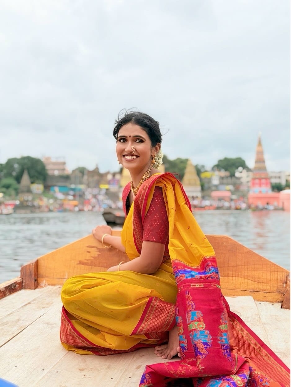 चाहते अभिनेत्रीच्या लूकचं कौतुक देखील करत आहेत. इन्स्टाग्रामवर फोटो पोस्ट करत रिंकू हिने कॅप्शनमध्ये काही ठिकाणं केवळ तुमच्या आठवणींतच राहत नाहीत, तर ती तुमच्या हृदयातही राहतात... असं म्हटलं आहे .