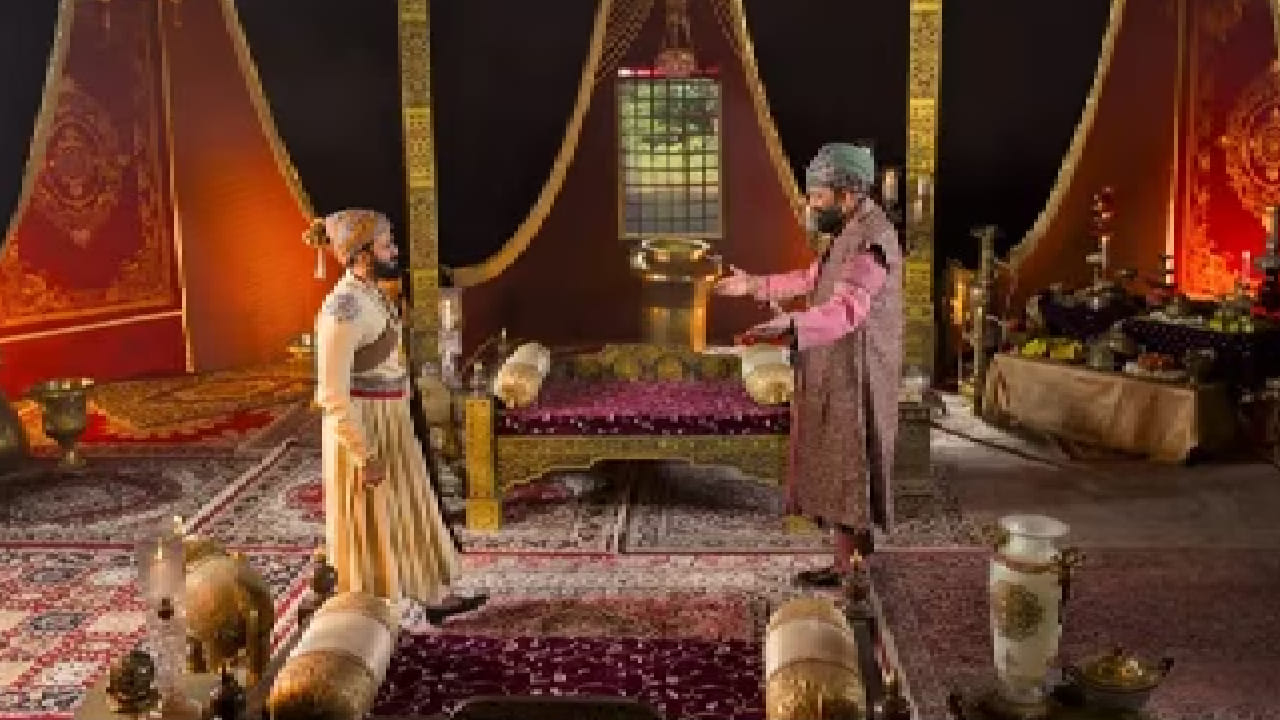 ‘राजा शिवाजी’ हा मूळचा मराठी चित्रपट असून तो हिंदीसह अनेक भाषांमध्ये प्रदर्शित करण्यात आला आहे. या चित्रपटात रितेश देशमुखने छत्रपती शिवाजी महाराजांची भूमिका साकारली असून चित्रपटाचे दिग्दर्शनही त्यानेच केले आहे. त्याच्या समोर अभिनेत्री जेनेलिया देशमुख महत्त्वाच्या भूमिकेत दिसत आहे. याशिवाय संजय दत्त, विद्या बालन, अभिषेक बच्चन आणि फरदीन खान यांसारख्या दिग्गज कलाकारांनीही चित्रपटात महत्त्वपूर्ण भूमिका साकारल्या आहेत.