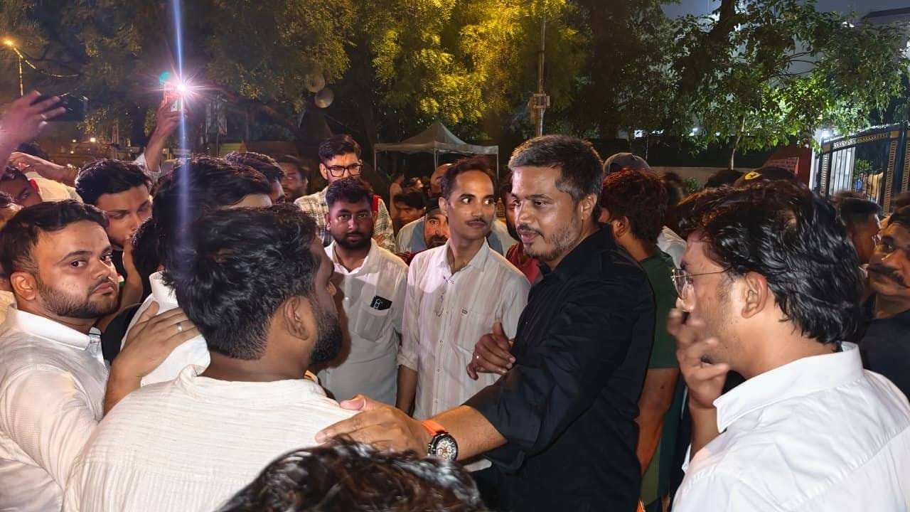 भीतीला या पोरांनी कधीच भावपूर्ण श्रद्धांजली अर्पण केलीये; रोहित पवारांनी स्पष्टच सांगितलं भीतीला या पोरांनी कधीच भावपूर्ण श्रद्धांजली अर्पण केलीये; रोहित पवारांनी स्पष्टच सांगितलं