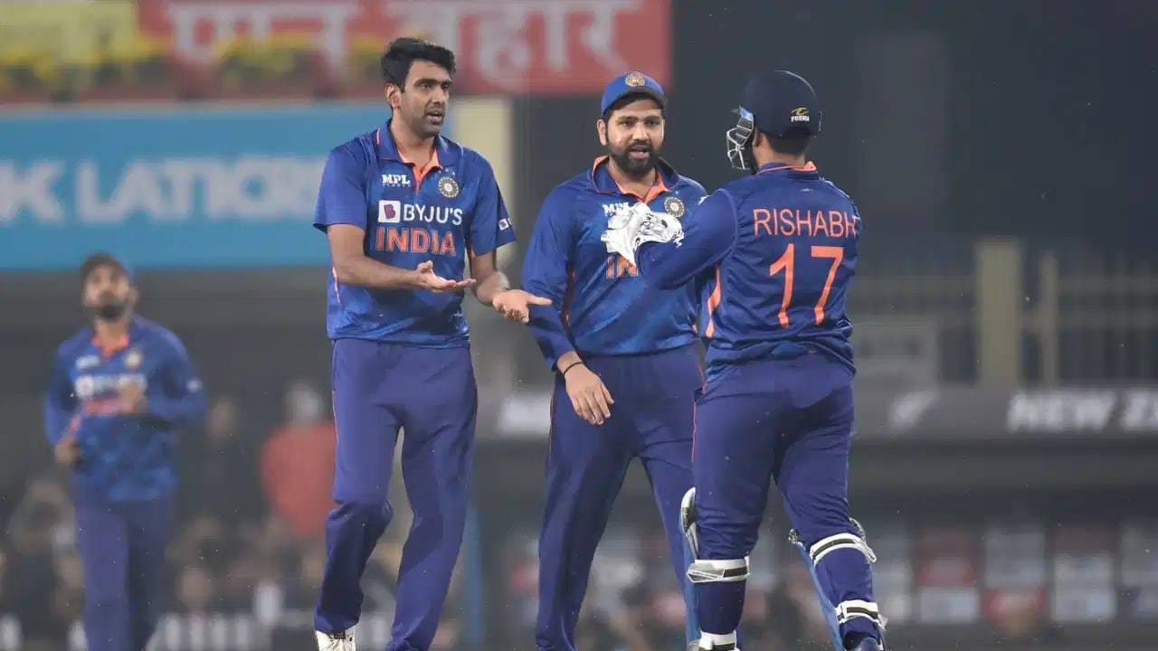 रोहित शर्माच्या निवृत्तीच्या चर्चांनंतर आर अश्विनने टीम इंडियाबाबत उपस्थित केले प्रश्न, बीसीसीआयला सुनावलं रोहित शर्माच्या निवृत्तीच्या चर्चांनंतर आर अश्विनने टीम इंडियाबाबत उपस्थित केले प्रश्न, बीसीसीआयला सुनावलं
